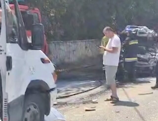 Makina përplaset me furgonin e pasagjerëve dhe përfshihet nga flakët