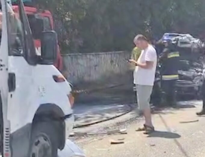 Makina përplaset me furgonin e pasagjerëve dhe përfshihet nga flakët