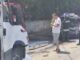 Makina përplaset me furgonin e pasagjerëve dhe përfshihet nga flakët