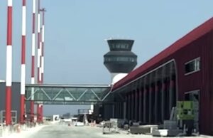 Rifillojnë punimet në Aeroportin e Vlorës pas vendimit të Gjykatës së Lartë, tensione në hyrje të kantierit