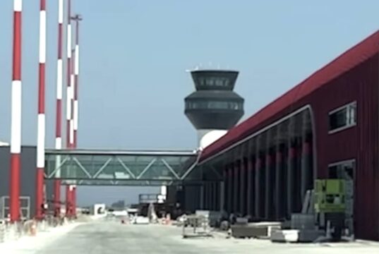 Rifillojnë punimet në Aeroportin e Vlorës pas vendimit të Gjykatës së Lartë, tensione në hyrje të kantierit