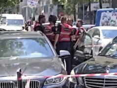 I kërkuari nga policia përplaset me 4 automjete dhe arratiset
