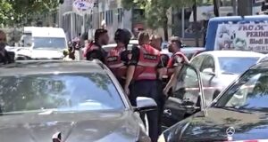 I kërkuari nga policia përplaset me 4 automjete dhe arratiset