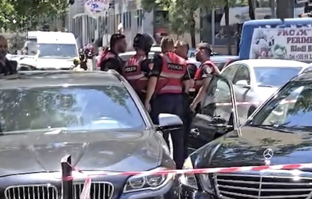 I kërkuari nga policia përplaset me 4 automjete dhe arratiset