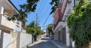 30-vjeçari q*lloi bashkëshorten me th*ke në krah dhe bark, shoqërohet nga policia