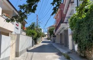 30-vjeçari q*lloi bashkëshorten me th*ke në krah dhe bark, shoqërohet nga policia