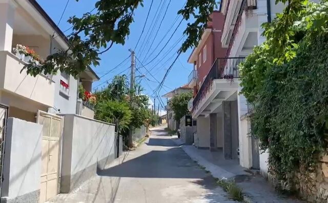 30-vjeçari q*lloi bashkëshorten me th*ke në krah dhe bark, shoqërohet nga policia