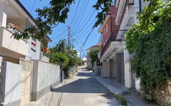 30-vjeçari q*lloi bashkëshorten me th*ke në krah dhe bark, shoqërohet nga policia