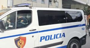 69-vjeçari lyen me benzinë gruan dhe i vë fl*kën, arrestohet