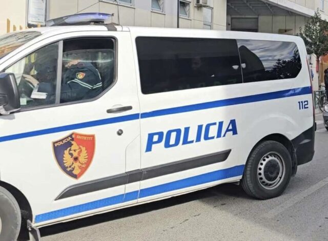 69-vjeçari lyen me benzinë gruan dhe i vë fl*kën, arrestohet
