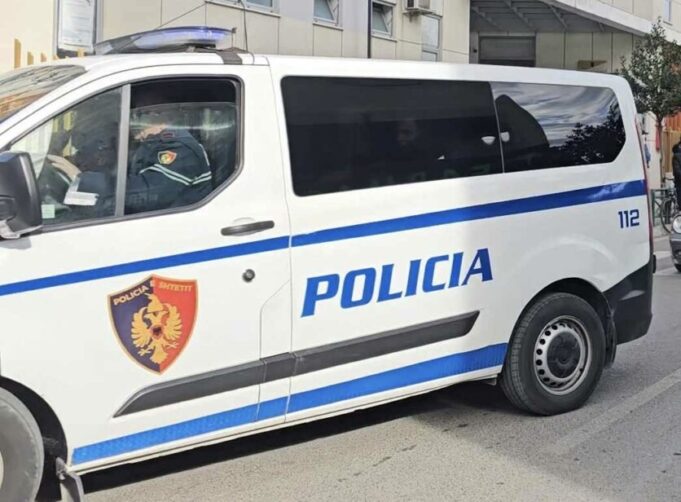 69-vjeçari lyen me benzinë gruan dhe i vë fl*kën, arrestohet
