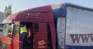 Kamioni perplaset me nje autoveture , humb jeten nje person