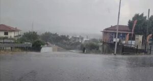 Rrebeshe shiu përfshijnë Elbasanin, vështirësi në qarkullimin e mjeteve