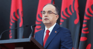 Presidenti Begaj për protestën: E drejta për t’u shprehur paqësisht është e mbrojtur nga Kushtetuta