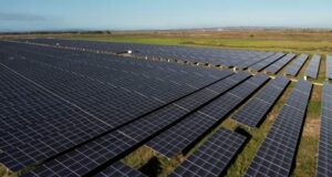 Fieri bëhet pionier në energjinë e gjelbër, bateritë hyjnë në centralet diellore