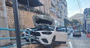 “Mercedes”-i del nga rruga dhe përplaset me barrierën mbrojtëse