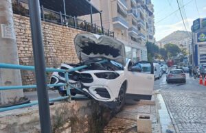 “Mercedes”-i del nga rruga dhe përplaset me barrierën mbrojtëse