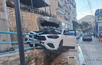 “Mercedes”-i del nga rruga dhe përplaset me barrierën mbrojtëse