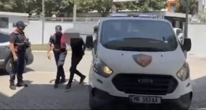 Tentoi të v*iste nënën e bashkëjetueses, duke e g*ditur me makinë, arrestohet i riu