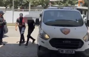 Tentoi të v*iste nënën e bashkëjetueses, duke e g*ditur me makinë, arrestohet i riu