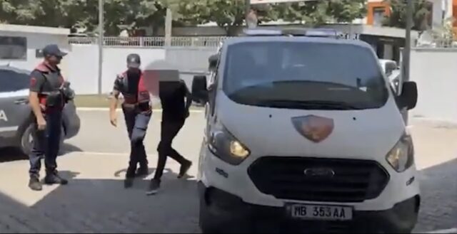 Tentoi të v*iste nënën e bashkëjetueses, duke e g*ditur me makinë, arrestohet i riu