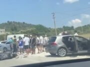 Aksident në rrugën drejt Orikumit, përplasen automjeti dhe motori