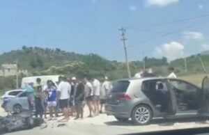 Aksident në rrugën drejt Orikumit, përplasen automjeti dhe motori