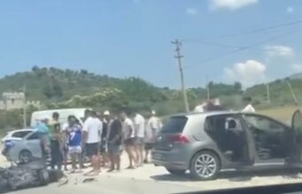 Aksident në rrugën drejt Orikumit, përplasen automjeti dhe motori
