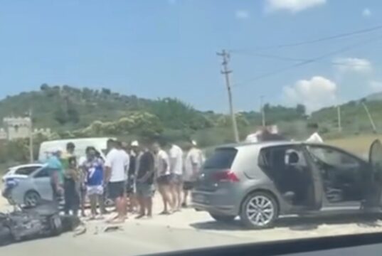Aksident në rrugën drejt Orikumit, përplasen automjeti dhe motori