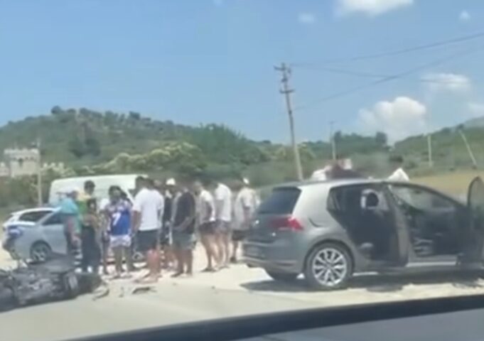 Aksident në rrugën drejt Orikumit, përplasen automjeti dhe motori