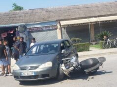 Përplaset “Volkswagen”-i me një motor, mbetet një person i lënduar