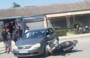 Përplaset “Volkswagen”-i me një motor, mbetet një person i lënduar