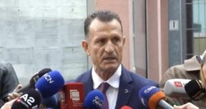 Kujtim Cakrani njofton se nuk do të jetë më avokati i Ilir Metës