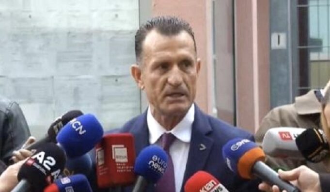 Kujtim Cakrani njofton se nuk do të jetë më avokati i Ilir Metës