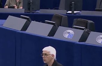 Eurodeputetja gjermane Jutta Paulus i bashkohet protestës sot në Tiranë