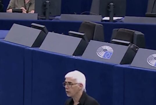 Eurodeputetja gjermane Jutta Paulus i bashkohet protestës sot në Tiranë