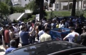 Protestuesit tentojnë të fusin koshin e mbeturinave në Kuvend: Këtu e keni vendin!