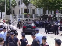 Lirohen protestuesit e shoqëruar pas protestës para Kuvendit, Dritan Goxhaj pritet me brohoritje te Komisariati nr.1