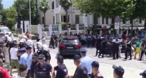 Lirohen protestuesit e shoqëruar pas protestës para Kuvendit, Dritan Goxhaj pritet me brohoritje te Komisariati nr.1
