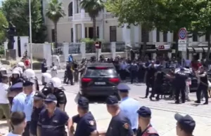 Lirohen protestuesit e shoqëruar pas protestës para Kuvendit, Dritan Goxhaj pritet me brohoritje te Komisariati nr.1
