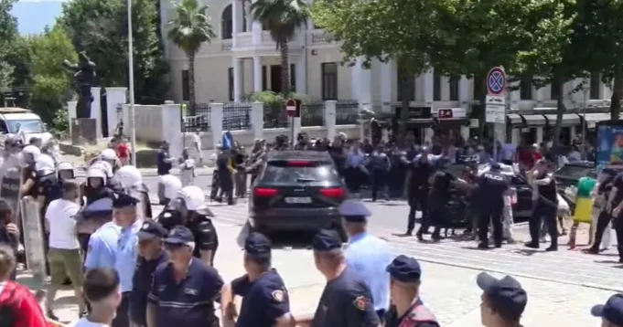 Lirohen protestuesit e shoqëruar pas protestës para Kuvendit, Dritan Goxhaj pritet me brohoritje te Komisariati nr.1