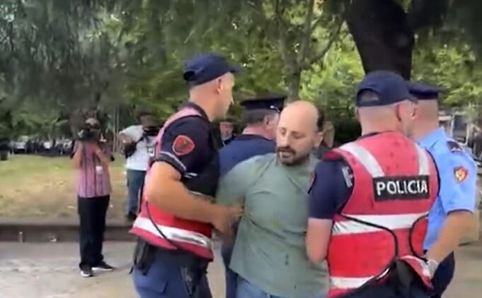 Përplasje te Kuvendi, shoqërohet në polici Dritan Goxhaj