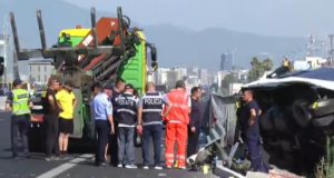 Policia njoftim mbi aksidentin/ Humbi jetën vetëm shoferi, personi i dytë u rikthye në jetë nga mjekët. 12 persona kanë mbetur të plagosur