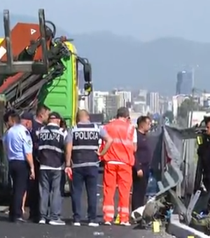 Policia njoftim mbi aksidentin/ Humbi jetën vetëm shoferi, personi i dytë u rikthye në jetë nga mjekët. 12 persona kanë mbetur të plagosur