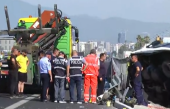Policia njoftim mbi aksidentin/ Humbi jetën vetëm shoferi, personi i dytë u rikthye në jetë nga mjekët. 12 persona kanë mbetur të plagosur