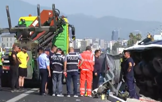 Policia njoftim mbi aksidentin/ Humbi jetën vetëm shoferi, personi i dytë u rikthye në jetë nga mjekët. 12 persona kanë mbetur të plagosur