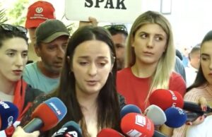 Protestuesit dorëzojnë në Prokurorinë e Posaçme ‘Albanian Files’ si ‘provë’ kundër kryeministrit
