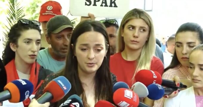Protestuesit dorëzojnë në Prokurorinë e Posaçme ‘Albanian Files’ si ‘provë’ kundër kryeministrit