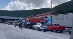 Defekt në sistemin grek, radhë të gjata në kufirin e Kapshticës