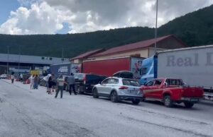 Defekt në sistemin grek, radhë të gjata në kufirin e Kapshticës